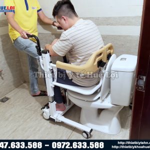 Xe lăn di chuyển bệnh nhân vào nhà tắm